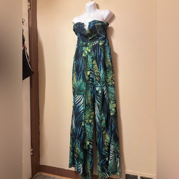 Leaf Patterned fashion nova Jumpsuit Sz L - Picture 4 of 10